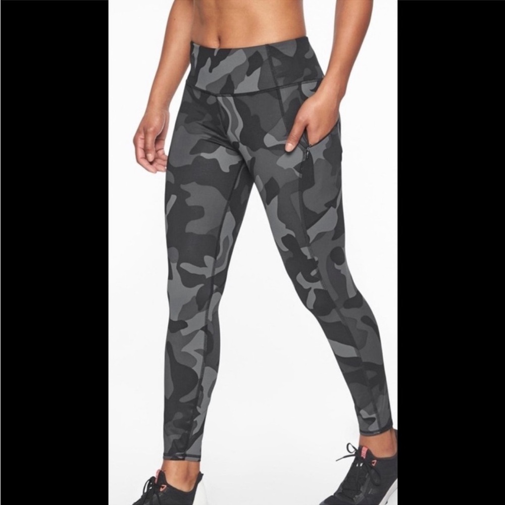 Athleta Camo Contender 7/8 Leggings 79306 Zip Pockets Size XS Black & Gray